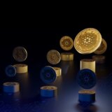 仮想通貨はオンカジで買える？！取り扱いカジノと事例を紹介 最近は、仮想通貨で遊べる仮想通貨 カジノが増えてきていますが、仮想通貨を持っていないからと諦めている方いませんか？仮想通貨 カジノと呼ばれたりするものの、もちろん仮想通貨以外でも入出金できますが、仮想通貨 カジノで仮想通貨が買えるらしいんです。この記事では、仮想通貨 カジノで本当に仮想通貨が買えるのかどうかを解説します。また買えるカジノがあるのなら、その仮想通貨 カジノとその事例を紹介していこうと思います。 仮想通貨はオンラインカジノで買える！？ 単刀直入に答えは、「Yes」です。ラッキーブロックカジノをはじめとするいくつかの仮想通貨 カジノでは仮想通貨が買えます。 まずは仮想通貨 カジノのメリットから見ていきましょう。 仮想通貨 カジノのメリットとは？ ● 匿名性の高さ 仮想通貨 カジノにおいて、仮想通貨を使ってプレイする場合、個人情報などユーザーにつながる可能性のある情報は必要ありません。これは仮想通貨の特性でもあるのですが、 ユーザーの名前以外の身元に繋がる情報は紐づけられていないからです。例えば銀行送金やクレジットカードの場合だと、個人情報が全て紐づけられているので支払いをすると情報が出てしまいますよね。その点、仮想通貨は匿名性が高いと言えるでしょう。 ● 簡単な認証 ゲームをプレイするにしても、入金においても出金においても、沢山の情報を入力しなければいけないのは、手間ですし情報漏洩など不安にもなりますよね。ところが仮想通貨の場合、本人確認が不要の仮想通貨 カジノも増えてきています。上記の匿名性にも被りますが、とにかく認証が簡単に済むのは嬉しいですよね。 ● 世界中のどこからでもアクセスできる 法定通貨の場合国ごとに利用に制限がかかってしまう場合がありますが、仮想通貨でのプレイの場合法定通貨と違い利用に制限がかかることがありません。また、旅行や仕事で国を移動したとしても影響を受けることはありません。 ● 取引手数料 仮想通貨以外の決済方法の場合、取引手数料がかかることが一般的です。 これに対して、仮想通貨の取引手数料は無料または低く設定されています。手数料が高ければ、プレイヤーにとって余計なコストを気にしなければなりませんが、仮想通貨の場合は低く設定された手数料が大きなメリットになります。 仮想通貨が購入できるカジノ5選 1. ラッキーブロックカジノ（Lucky Block） 2023年オープンカジノでありとラッキーブロックバカラやスロットといったオンラインカジノゲーム、スポーツベッティングが楽しめ、オリジナルゲームにも力を入れている仮想通貨 カジノです。スポーツベッティングではハイクオリティなライブストリーミングで極上のカジノ体験が楽しめます。 2. ウォールストリートミームズ カジノ（Wall Street Memes Casino） 2023年オープンの第2のドージコインとも言われるWSMコインに特化した仮想通貨 カジノです。カジノとスポーツベッティングがプレイでき、ゲーム数は約5,000種類以上と豊富です。 3. メガダイスカジノ（Megadice） 2023年オープン、業界初テレグラム対応の仮想通貨 カジノです。ハイローラーの熱狂ぶりが伝わる、目でわかる賭け状況というユニークな仕様でこちらまで熱くなれます。 4. メタスピン カジノ（Metaspins） 2022年オープンのこちらのカジノは「これまでにない仮想通貨 カジノ」を有言実行しています。現在、有名ストリーマーやー仲間達と一緒にゲームがプレイできる画期的なシステムを導入。新しいカジノ体験を楽しめます。 5. ベイブ カジノ（VAVE） 2023年にオープンしたばかりの仮想通貨 カジノです。扱っている仮想通貨は8種類。カジノとスポーツベッティングが楽しめます。 仮想通貨の購入方法 ここではラッキーブロックカジノの事例でご紹介していきます。購入方法は、とてもシンプルで簡単です。 1. Lucky Block アカウントにログインします。 2. 「入金」をクリックします 3. 「仮想通貨を購入」をクリックします。 4. 入金したい金額を入力します。 5. 支払い方法を選択します。 6. 【仮想通貨を購入】オプションを選択します。 7. 入金金額がカードからクレジットカードまたはデビットカードから引き落とされ、アカウントに自動的にビットコインが入金されます。 追加のアカウントや処理は必要ありません。購入後、残高を法定通貨または仮想通貨で表示することを選択できます。 自分で暗号通貨ウォレットを扱う必要がなく、ラッキー ブロック アカウントに資金が入金されます。 まとめ ついに仮想通貨 カジノです、仮想通貨が買えるようになりました！これなら購入も簡単で、仮想通貨を保有することも、使ってカジノゲームやスポーツベッティングをプレイすることもできますね。気になった方はぜひサイトを訪問してみてくださいね。